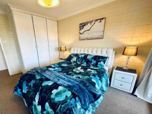 Ένα ή περισσότερα κρεβάτια σε δωμάτιο στο Cozy and Relaxed 2 Bedroom Apartment 1