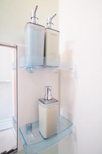 une étagère en verre avec deux bouches d'eau sur celle-ci dans l'établissement Miuranoyado, à Osaka