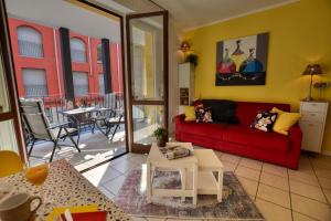 sala de estar con sofá rojo y mesa en Studio Apartment Casa Enjoy Lago di Como, en Acquaseria