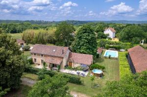 uma vista aérea de uma casa com piscina em The Cottage and The Barn at Les Chouettes em Trémolat