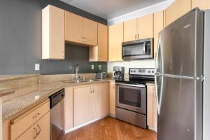 Kuchyň nebo kuchyňský kout v ubytování Walnut Creek 1BR w BBQ Gym WD nr BART SFO-958