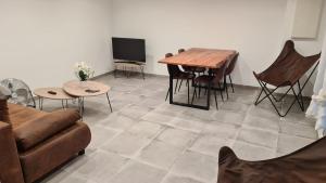 - un salon avec un canapé, une table et des chaises dans l'établissement Villa 6 personnes dans résidence avec piscine, à Portiragnes