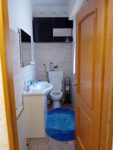 ein Bad mit einem WC und einem Waschbecken in der Unterkunft Casa di Vacanza in Porto Tolle