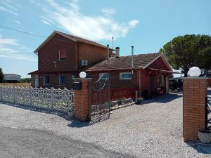 ein Haus mit einem Tor und einem Zaun in der Unterkunft Casa di Vacanza in Porto Tolle