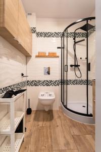 a bathroom with a shower and a toilet at Apartament Strumykowy Zakątek - w centrum z prywatnym parkingiem - Space Apart in Karpacz