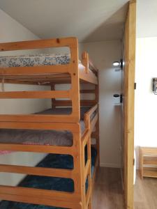 pokój z łóżkami piętrowymi w domu w obiekcie Beau T2 rénové en 2023 pour 5-6 personnes à Barèges w mieście Barèges