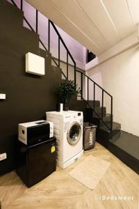 チェンライにあるBedsment@Hayaekの洗濯機、電子レンジが備わる客室です。
