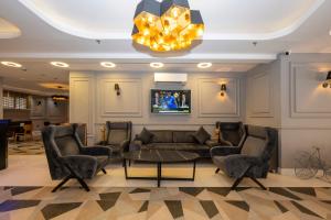 Posezení v ubytování Comfort Suites Hotel
