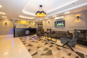 Posezení v ubytování Comfort Suites Hotel
