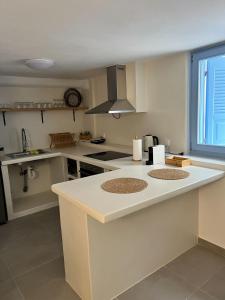 Køkken eller tekøkken på Cycladic Stone House + 6 billeder