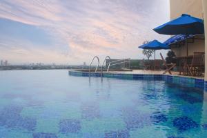 Bazén v ubytování MK Hotel Jakarta nebo v jeho okolí