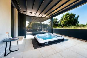 uma banheira de hidromassagem no meio de um pátio em Luxury Residence Levante em Rovinj