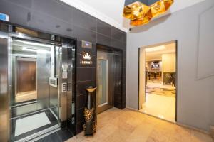 Kuchyň nebo kuchyňský kout v ubytování Comfort Suites Hotel