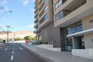an empty street in front of a building at Apartamento Virgilio Arias in Antofagasta