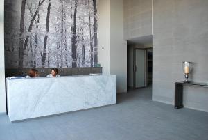 two people sitting at a counter in a lobby at Apartamento Virgilio Arias in Antofagasta +6 photos