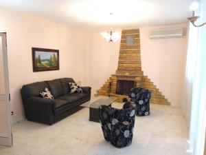 sala de estar con sofá y chimenea en Durazzo Vollga 1 en Durrës