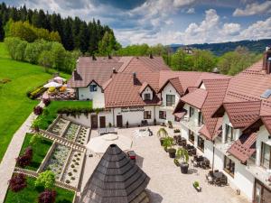 an aerial view of a house with a courtyard at Kompleks Beskid in Spytkowice