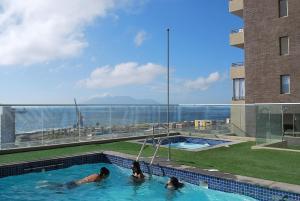 een groep mensen in een zwembad bij Apartamento Virgilio Arias in Antofagasta