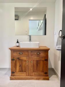 a bathroom with a sink and a mirror at Stunning 2 bedroom Guesthouse in Tamahere