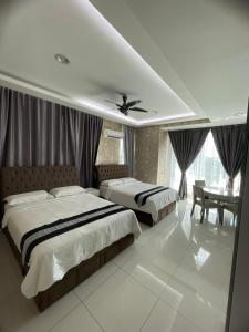 um quarto com 2 camas, uma mesa e um tecto em Rumah Cik Ani em Shah Alam