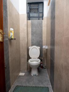 ein kleines Bad mit WC in einer Kabine in der Unterkunft Havan Furnished Apartments- Hyrax Hill in Nakuru