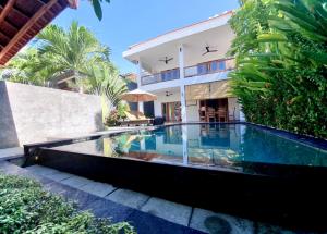 uma piscina em frente a uma casa em Villa Royal em Singaraja