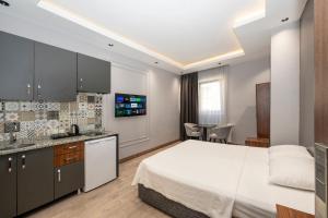 Kuchyň nebo kuchyňský kout v ubytování Comfort Suites Hotel