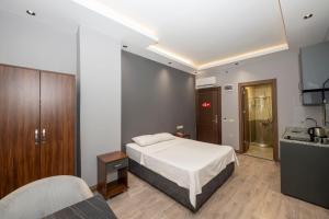 Postel nebo postele na pokoji v ubytování Comfort Suites Hotel