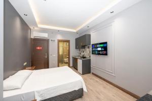 Kuchyň nebo kuchyňský kout v ubytování Comfort Suites Hotel