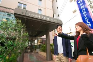 Un hombre y una mujer de pie frente a un edificio. en Heiwadai Hotel Tenjin, en Fukuoka 19 fotos más