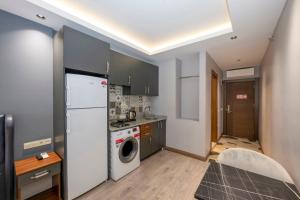 Kuchyň nebo kuchyňský kout v ubytování Comfort Suites Hotel