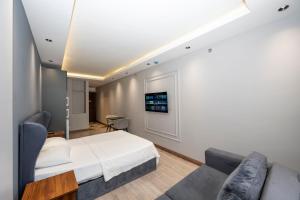 Postel nebo postele na pokoji v ubytování Comfort Suites Hotel