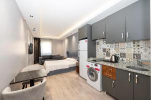 Kuchyň nebo kuchyňský kout v ubytování Comfort Suites Hotel