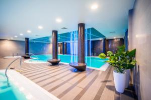 Piscina de la sau aproape de Wellton Riverside SPA Hotel