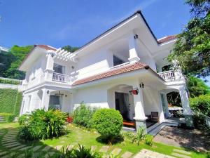 ein weißes Haus mit einem Hof in der Unterkunft SV Boutique Resort in Vũng Tàu