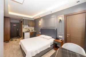 Kuchyň nebo kuchyňský kout v ubytování Comfort Suites Hotel