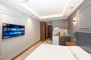 Kuchyň nebo kuchyňský kout v ubytování Comfort Suites Hotel