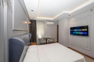 TV a/nebo společenská místnost v ubytování Comfort Suites Hotel