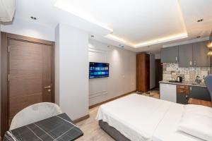 Kuchyň nebo kuchyňský kout v ubytování Comfort Suites Hotel