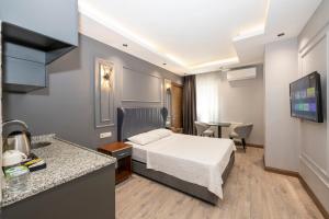 TV a/nebo společenská místnost v ubytování Comfort Suites Hotel