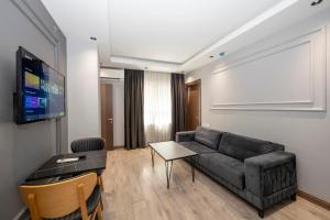 TV a/nebo společenská místnost v ubytování Comfort Suites Hotel