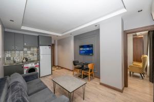 Kuchyň nebo kuchyňský kout v ubytování Comfort Suites Hotel