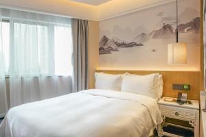 Postel nebo postele na pokoji v ubytování Paco Hotel Shenzhen Luohu Port