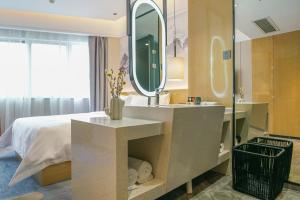 Postel nebo postele na pokoji v ubytování Paco Hotel Shenzhen Luohu Port