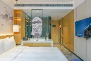 Postel nebo postele na pokoji v ubytování Paco Hotel Shenzhen Luohu Port