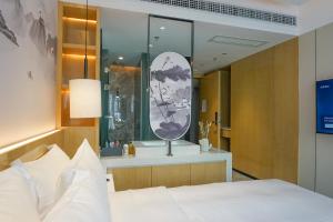 Postel nebo postele na pokoji v ubytování Paco Hotel Shenzhen Luohu Port