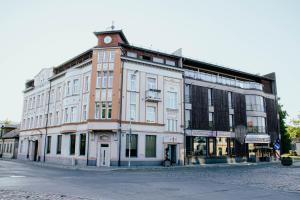 um edifício com uma torre de relógio em cima em Hotel Kolumbs em Liepāja