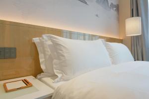Postel nebo postele na pokoji v ubytování Paco Hotel Shenzhen Luohu Port