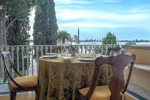 uma mesa numa varanda com uma mesa e cadeiras em Hotel Villa Mabapa em Lido di Venezia