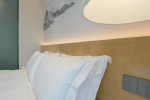 Postel nebo postele na pokoji v ubytování Paco Hotel Shenzhen Luohu Port